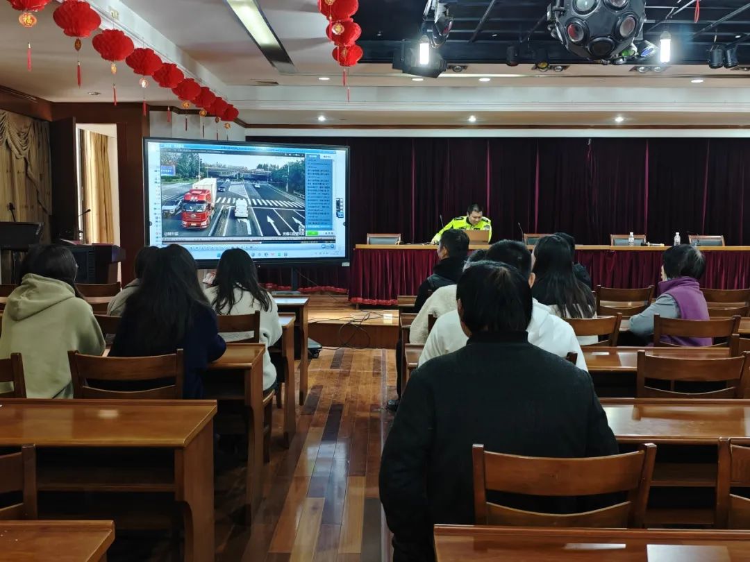 Dongbang ट्राफिक पुलिस कम्फ्रेड कारखानामा सडक ट्राफिक सुरक्षा प्रचार गर्न कारखानामा आए